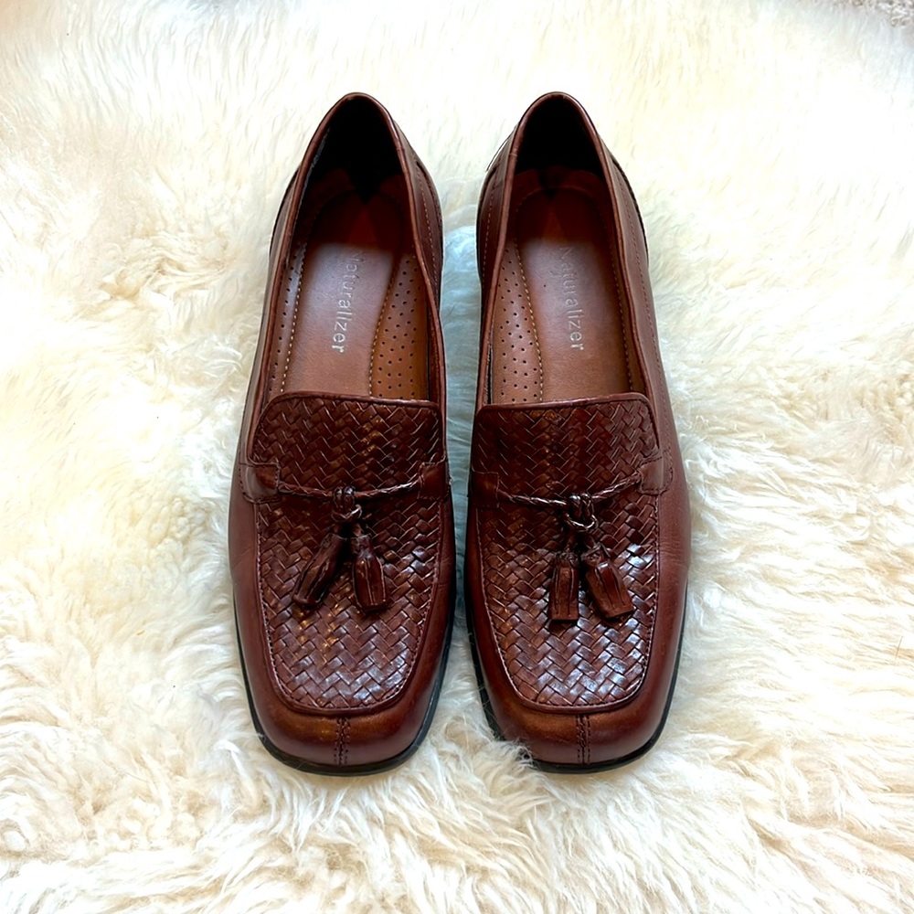 Women’s Naturalizer Brown Leather Tasseled Loafer, Style 727A36